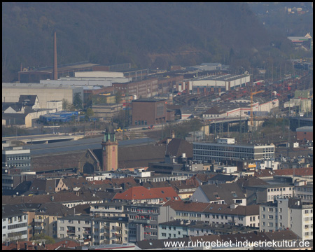 Die historische Bahnhofshalle samt Turm vom Hauptbahnhof