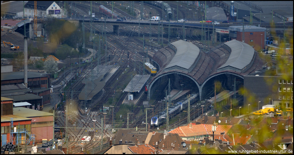 Blick auf den Hauptbahnhof: RE 7 nach Krefeld verlässt die markante wurstförmige Kuppel der Bahnhofshalle