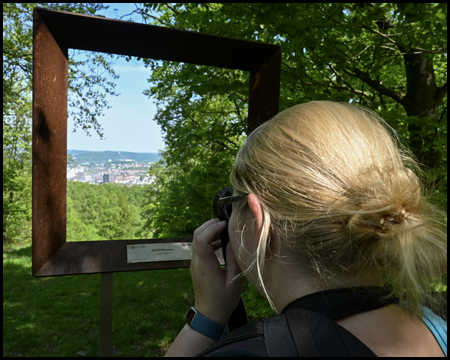 Eine Fotografin fotografiert das Hagenfenster am 3 Türme Weg