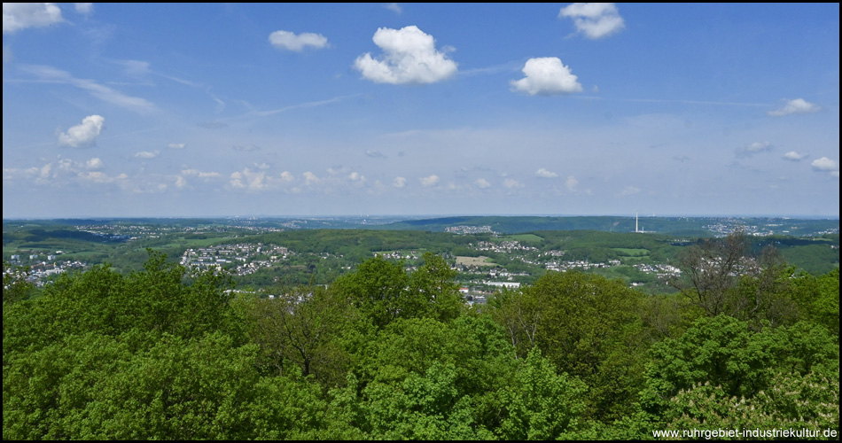 Gute Aussicht von der Turmspitze auf das Ennepetal und die Umgebung von Hagen