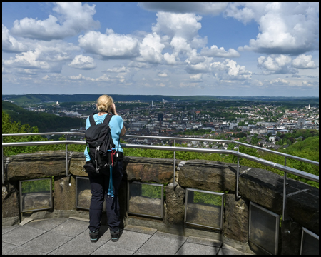 Eine Frau an einer Brüstung auf einem Turm vor guter Aussicht auf die Stadt Hagen