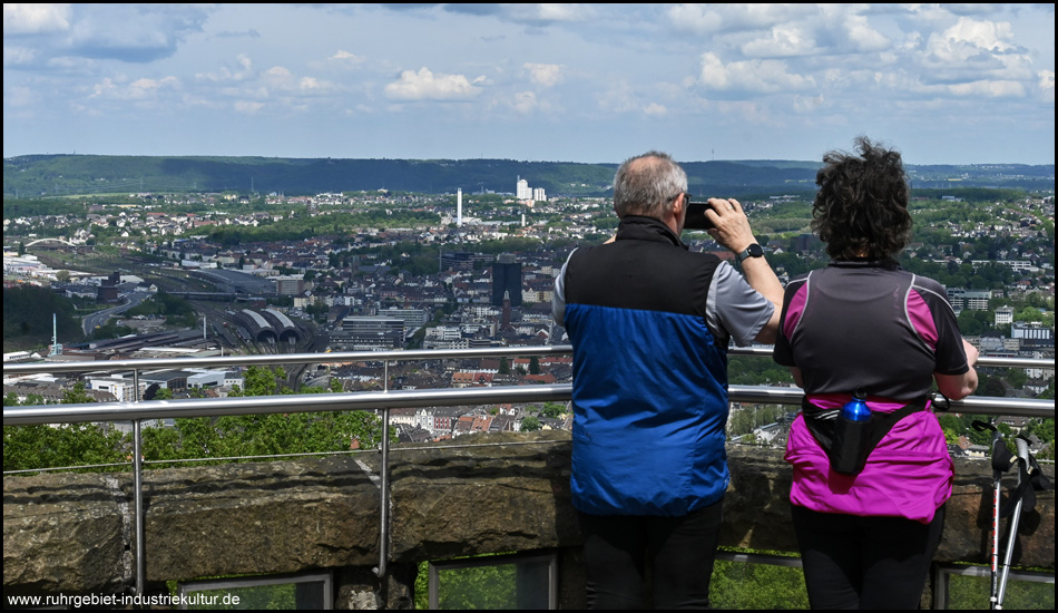 Ein Mann und eine Frau stehen auf der Plattform vom Eugen-Richter-Turm und genießen den Blick auf Hagen