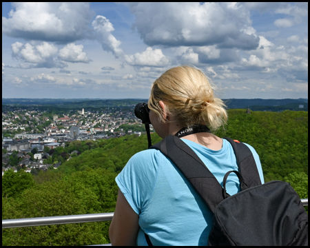 Eine Frau fotografiert eine schöne Aussicht auf Hagen