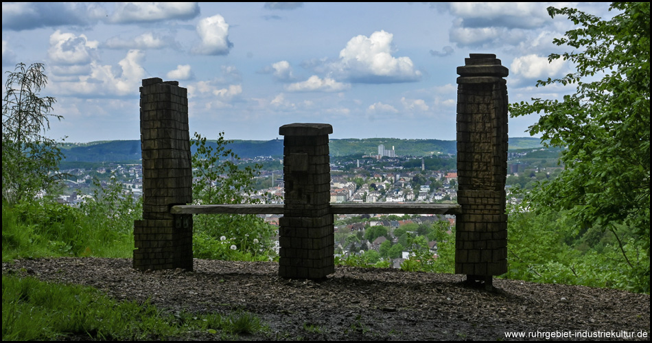 3-Türme-Bank am 3 TürmeWeg in Hagen mit Blick auf die Großstadt im Volmetal