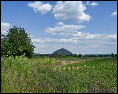 Halde Niederröblingen hinter einem Feld