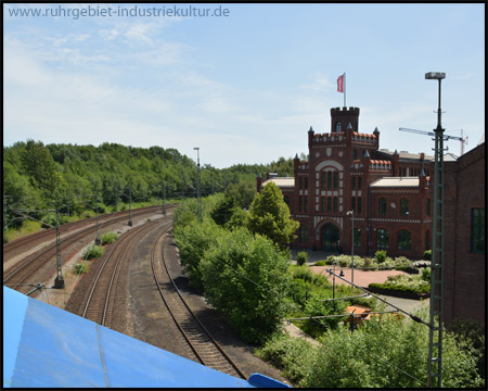 Blick von der Straßenbrücke auf Zeche und Halde (links im Bild)