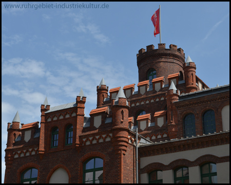 Detailansicht mit Zinnen und Rundturm