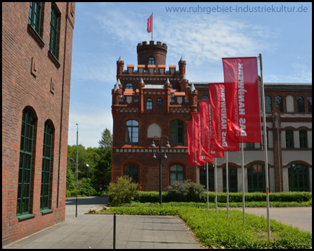 Markanter Nordturm am Verwaltungs- und Kauengebäude, links Seminargebäude mit Bistro 