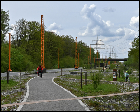 Ehemalige Strommasten an einem Bahntrassenweg