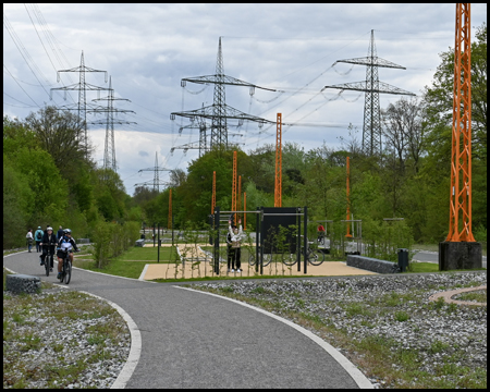 Fußweg und Calisthenics-Anlage