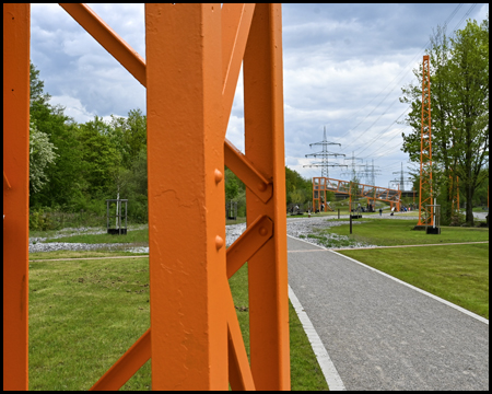 Oberleitungsmast und Bahntrassenradweg