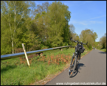 Halde Akkoallee hinter der Rohrleitung