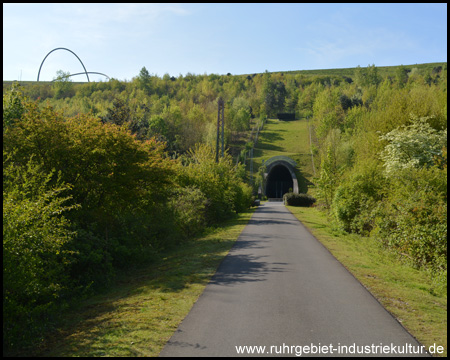 Ehemaliger Eisenbahntunnel unter der Halde