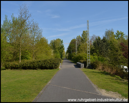 Die Tunnelausfahrt ist heute Fahrradweg Allee des Wandels mit Gittermasten