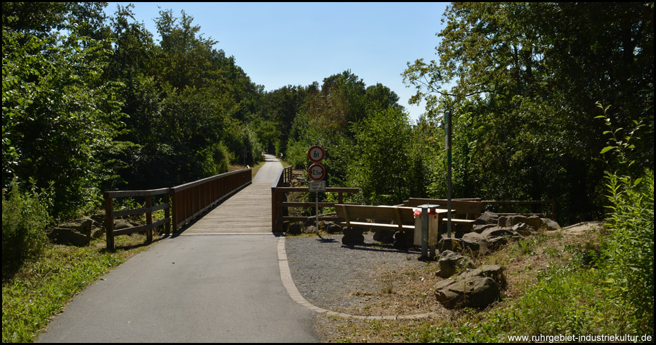 Einer von vielen Rastplätzen und eine neue Brücke im Wegeverlauf des Alleenradweges Unna-Welver (Blick zurück)