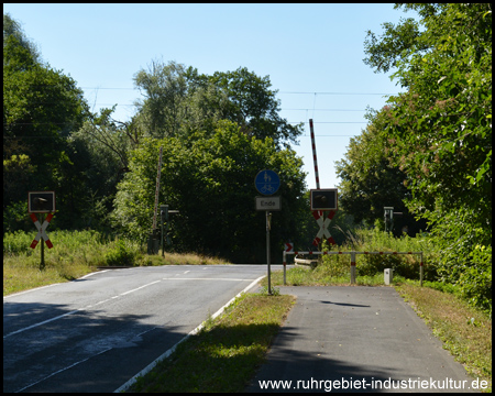 ... verlassen und einen echten Bahnübergang nutzen (Blick zurück)