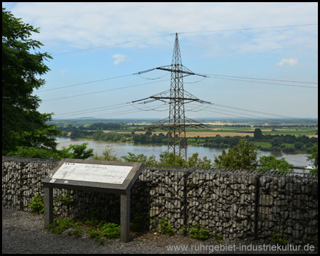 Westlicher Aussichtspunkt mit Blick über den Niederrhein, hinten ist Halde Pattberg erkennbar