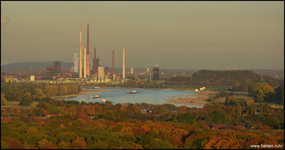 Aussicht von der Halde Rheinpreußen auf den Alsumer Berg (rechtes Drittel), den Rhein und die Kokerei Schwelgern