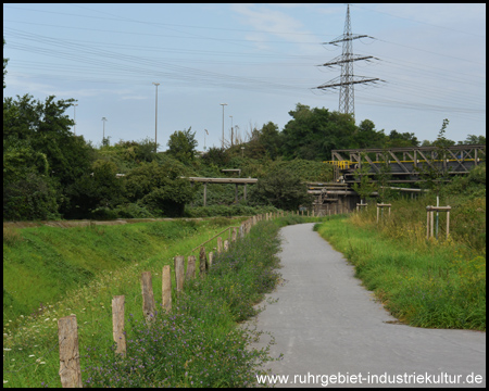 Der Radweg entlang der Alten Emscher durchs Stahlwerk