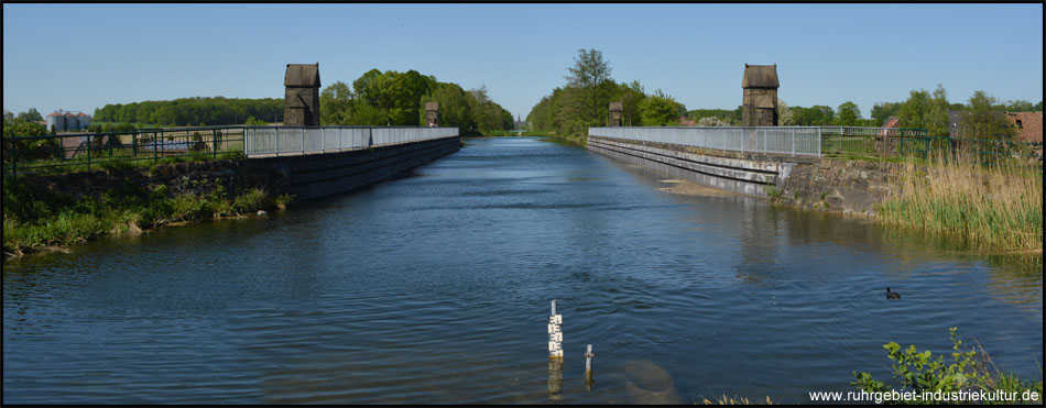 Im Trog der Lippebrücke befindet sich sogar noch Wasser. Der Rad- und Wanderweg führt rechts und links davon über die Brücke