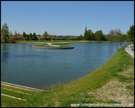 Ehemaliger Hafen, heute Teich mit Insel und Parkcharakter