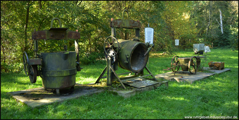 Der Park ist voll mit Geräten und Maschinen aus dem Bergbau – inklusive Erläuterung