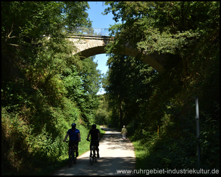 Riepelsiepenbrücke über der Bahntrasse