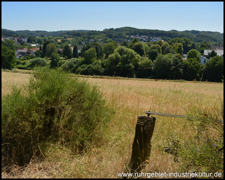 Direkt dahinter: Ausblick auf Niedersprockhövel