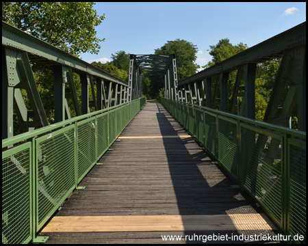 Blick in Ostrichtung auf den Radweg auf der Brücke