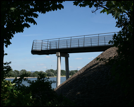 Aussichtsplattform über dem Rhein
