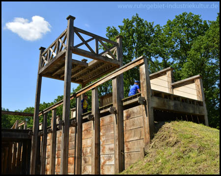Rekonstruktion einer Holz-Erde-Mauer um das Lager Oberaden