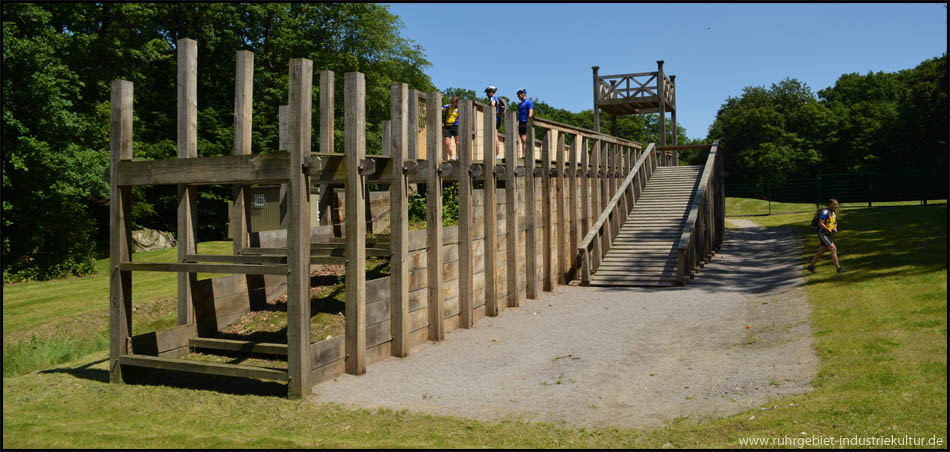 Kleines Freilichtmuseum zum Anfassen direkt an der Römer-Lippe-Route: Holz-Erde-Mauer mit Graben an Außenseite (links dahinter)