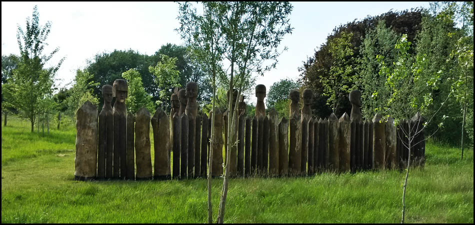 Kurz vor dem Ziel: Holzskulpturen am Kuhbach (Foto: M. Bösehage)