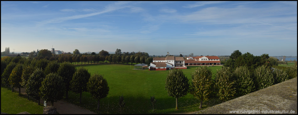 Blick vom Amphitheater auf das Gelände des Archäologischen Parks in Xanten. Von links nach rechts: Siegfriedmühle vor dem LVR-RömerMuseum, Alleenwege, Hafentempel und Herberge, Xantener Südsee (außen) 