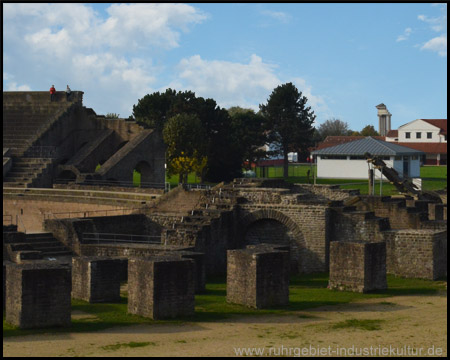 Blick von der Stadtmauer auf das Theater zum Hafentempel