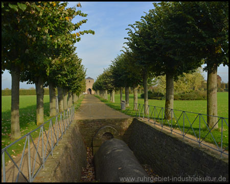 Abwasserleitung unter der Straße und ein Stadttor