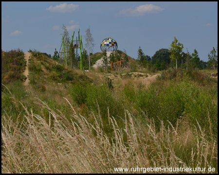 Hügeliger Auenpark mit Cross-Bike-Strecke