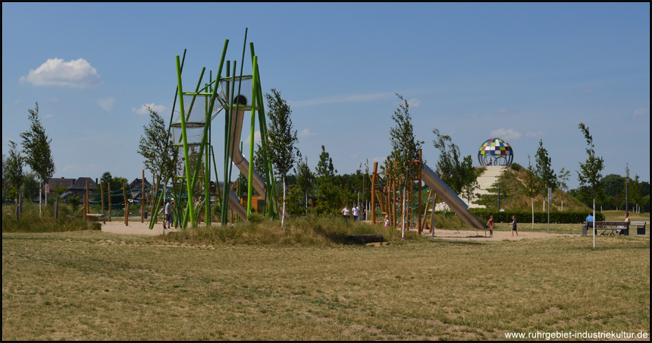 Teil des Spielplatzes in der Mitte des Auenparks. Nicht zu sehen sind der Wasserspielplatz, schattiger Rastplatz und die Toiletten