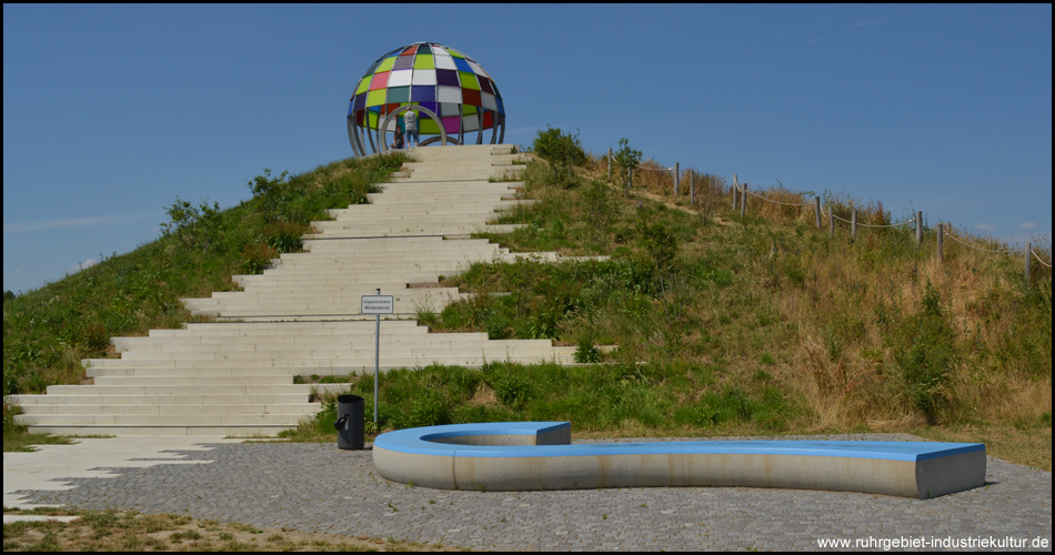 Auf der dem Spielplatz zugewandten Seite führt eine interessant gestaltete Treppe den Rodel-Hügel hinauf zur Kugel