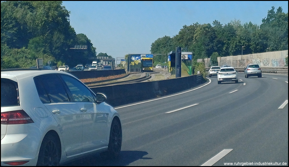 Aufnahme aus dem Auto auf der A40 mit Busspur in der Mitte
