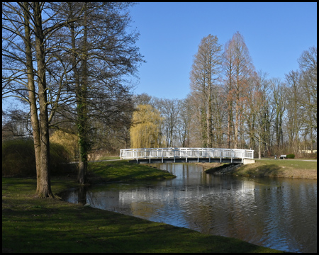 Brücke über einem Teich