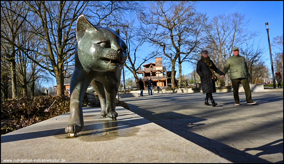 Katze als Figur vorm Gradierwerk in Bad Sassendorf