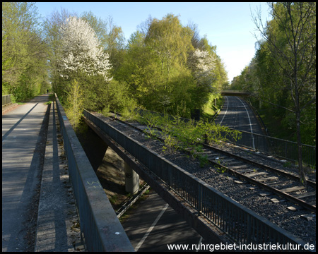 Eine Brücke mit Gleisen über den Neuen Hellweg