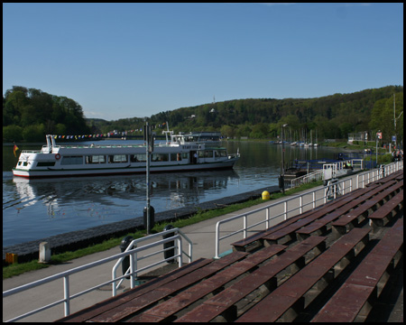 Fahrgastschiff an der Regattastrecke in Essen-Hügel