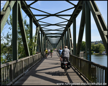 Reger Rad- und Inlinerverkehr auf der Eisenbahnbrücke