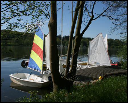 Kleine Segelboote stellen bunte Farbtupfer dar