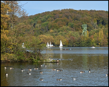 Baldeneysee mit dem Fördergerüst der Zeche Carl Funke