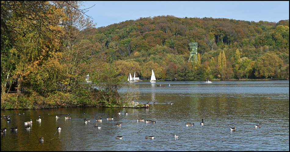 Baldeneysee mit dem Fördergerüst der Zeche Carl Funke