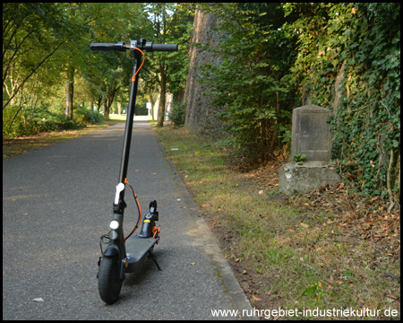 E-Roller auf dem Radweg: Halt an einem alten Hektometerstein