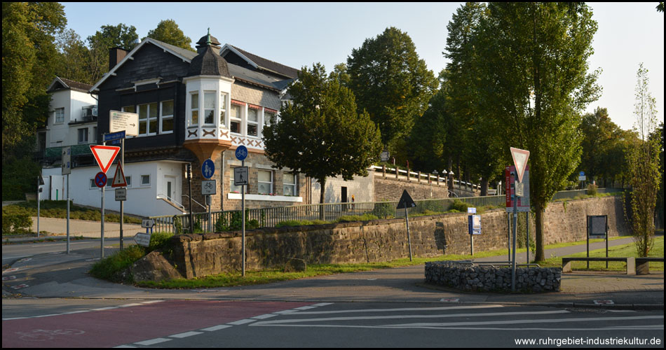 Parkhaus Hügel am Parkplatz der Regattabahn. Der Radweg kreuzt hier die Parkplatzzufahrt